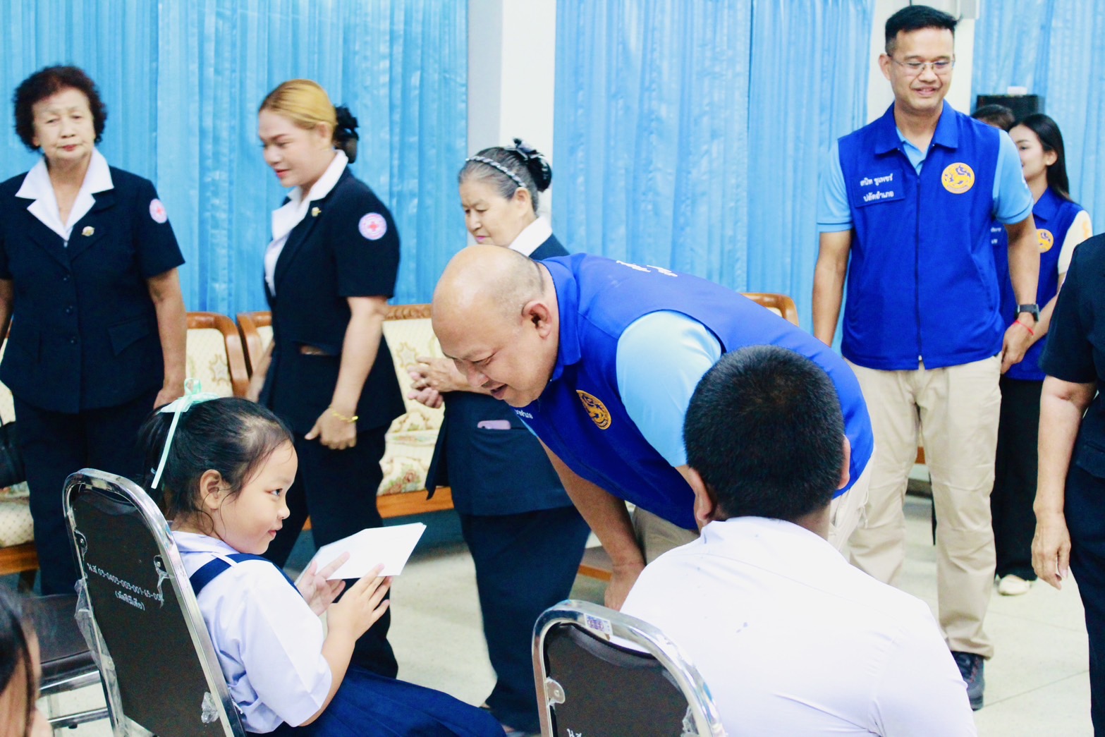 เยี่ยม และให้กำลังใจ เด็กนักเรียนที่ได้รับบาดเจ็บจากอุบัติเหตุรถทัวร์คณะโรงเรียนนาสารเสียหลักลงข้างทาง