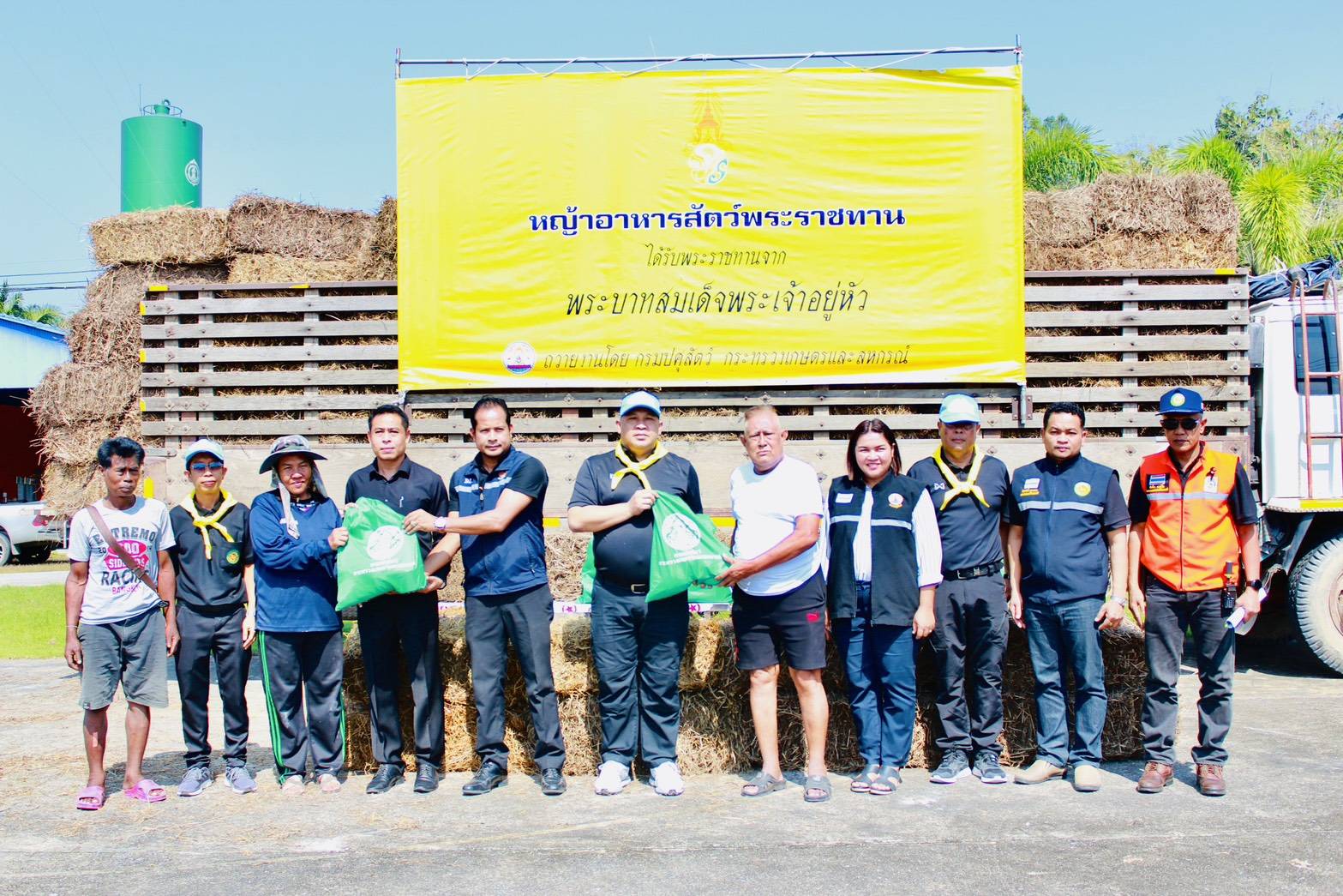 พิธีมอบหญ้าอาหารสัตว์พระราชทาน ให้แก่เกษตรกรผู้ประสบอุทกภัยในพื้นที่ตำบลท่าชี ตำบลควนศรี