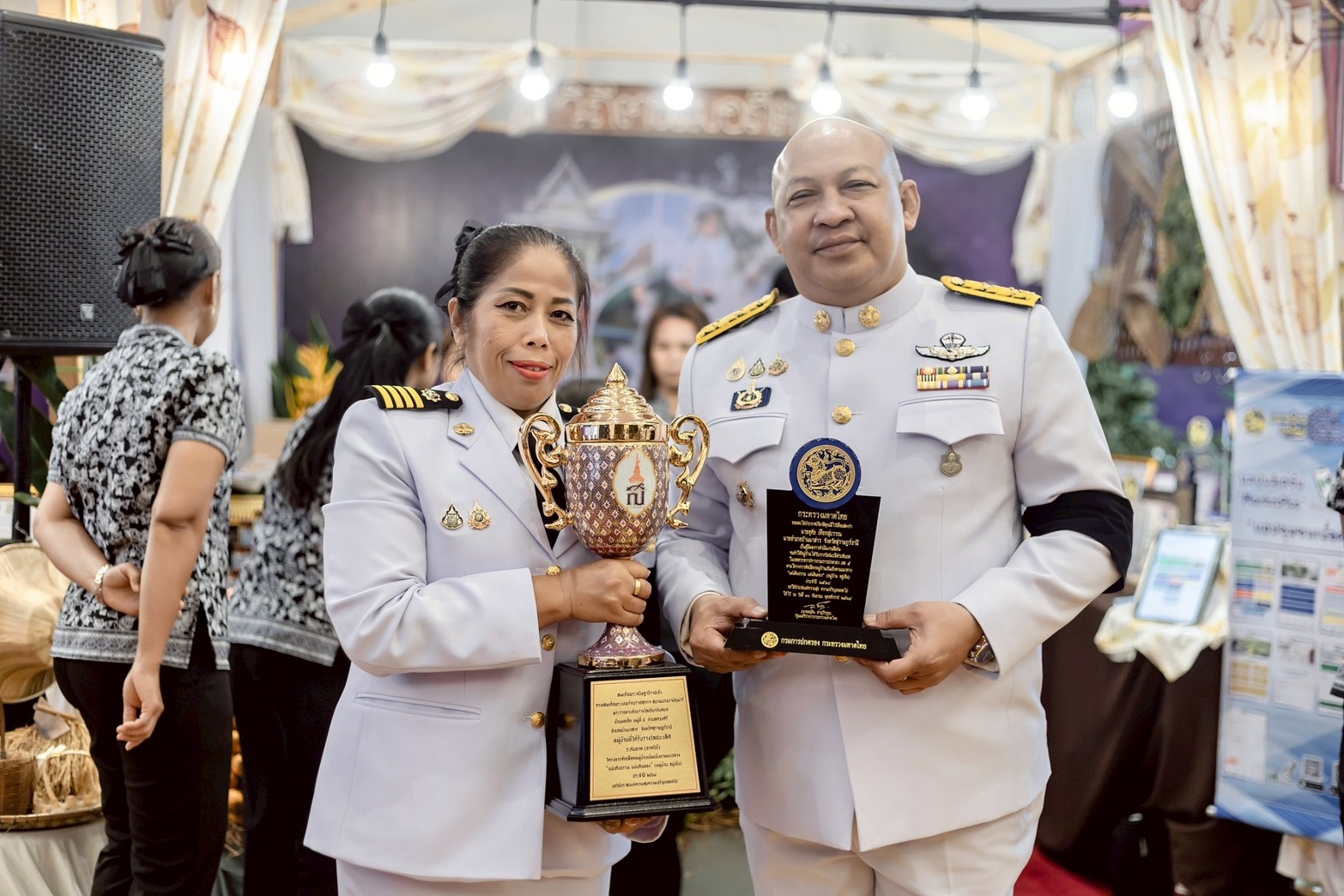 พิธีรับมอบถ้วยรางวัลพระราชทานฯ และโล่ประกาศเกียรติคุณ ตามโครงการคัดเลือกหมู่บ้านเข้มแข็งตามแนวทาง “แผ่นดินธรรม แผ่นดินทอง” (หมู่บ้าน อยู่เย็น) ประจำปีงบประมาณ พ.ศ. 2568 ในงานวันคณะกรรมการหมู่บ้าน (กม.) ส่วนกลาง ประจำปี 2569