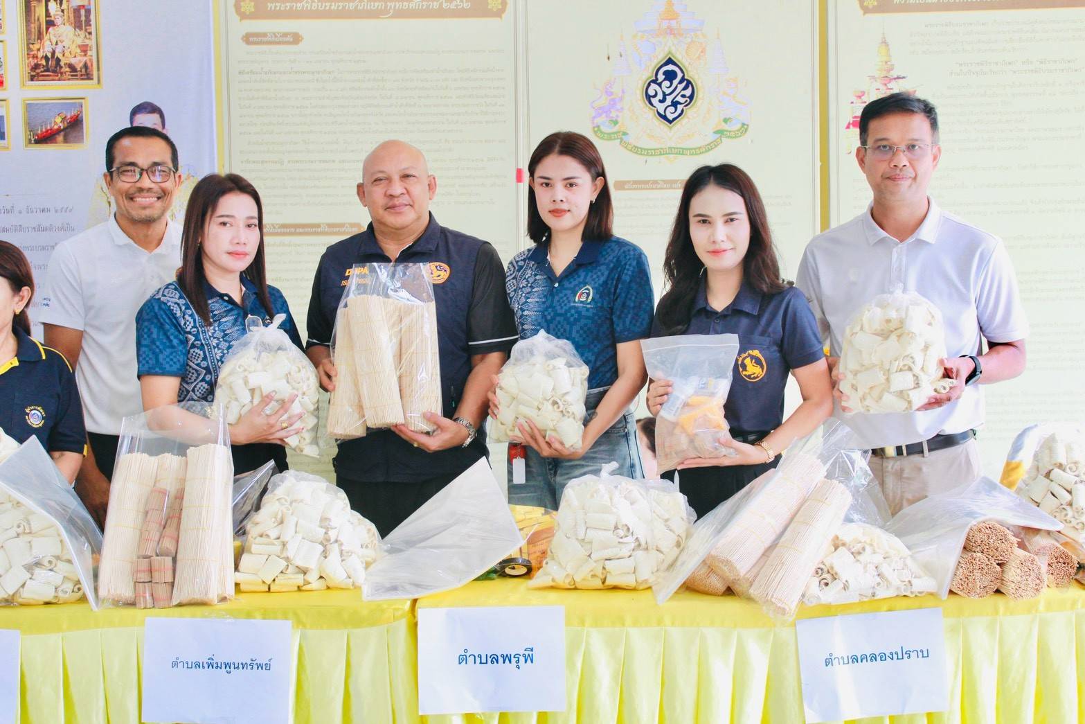 การมอบวัสดุอุปกรณ์สําหรับจัดทําดอกไม้จันทน์ ให้กับกลุ่มสตรี